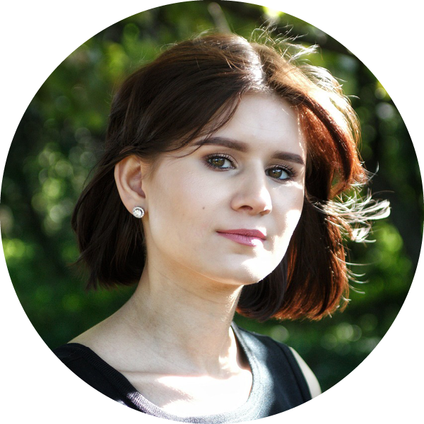 Young brunette lady testimonial image. Five star reviews.